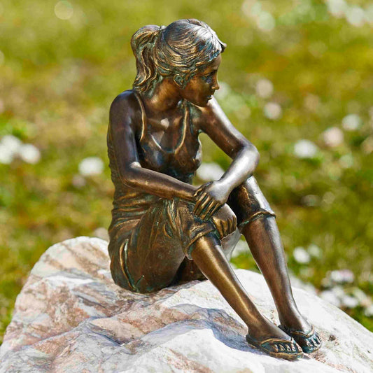 Bronzeskulptur "Carina träumt"