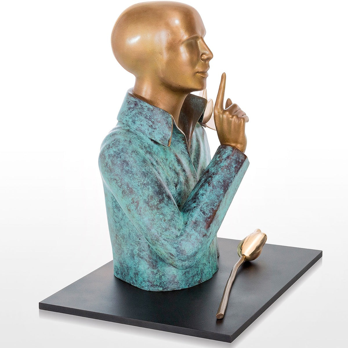 Linke Seitenansicht der Bronzeskulptur "Stille"