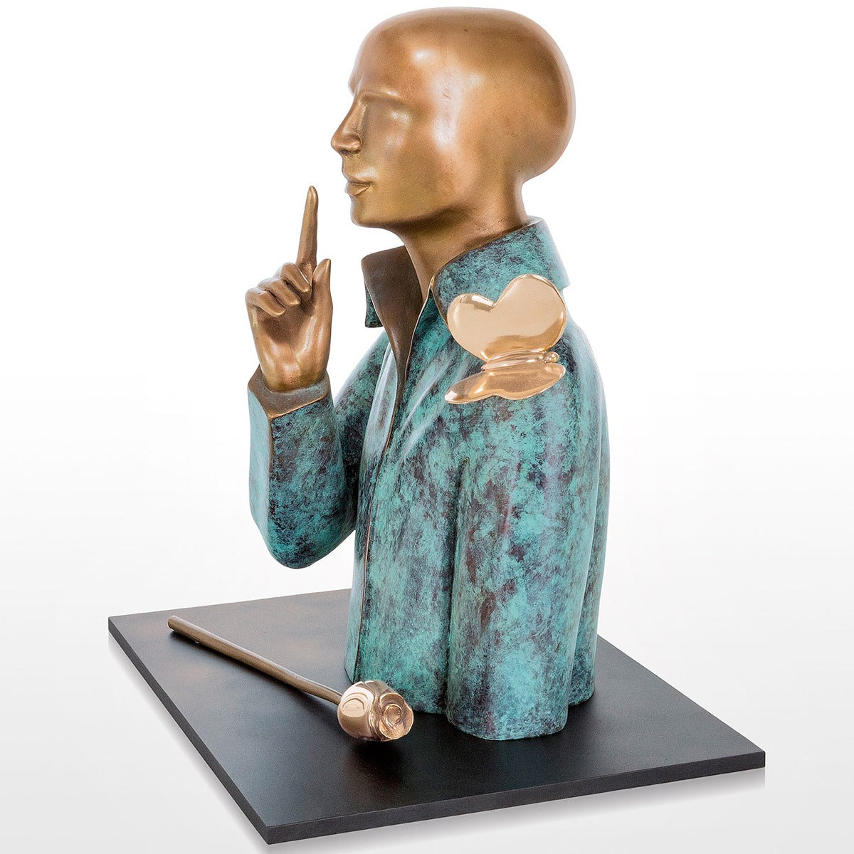 Rechte Seitenansicht der Bronzeskulptur "Stille"