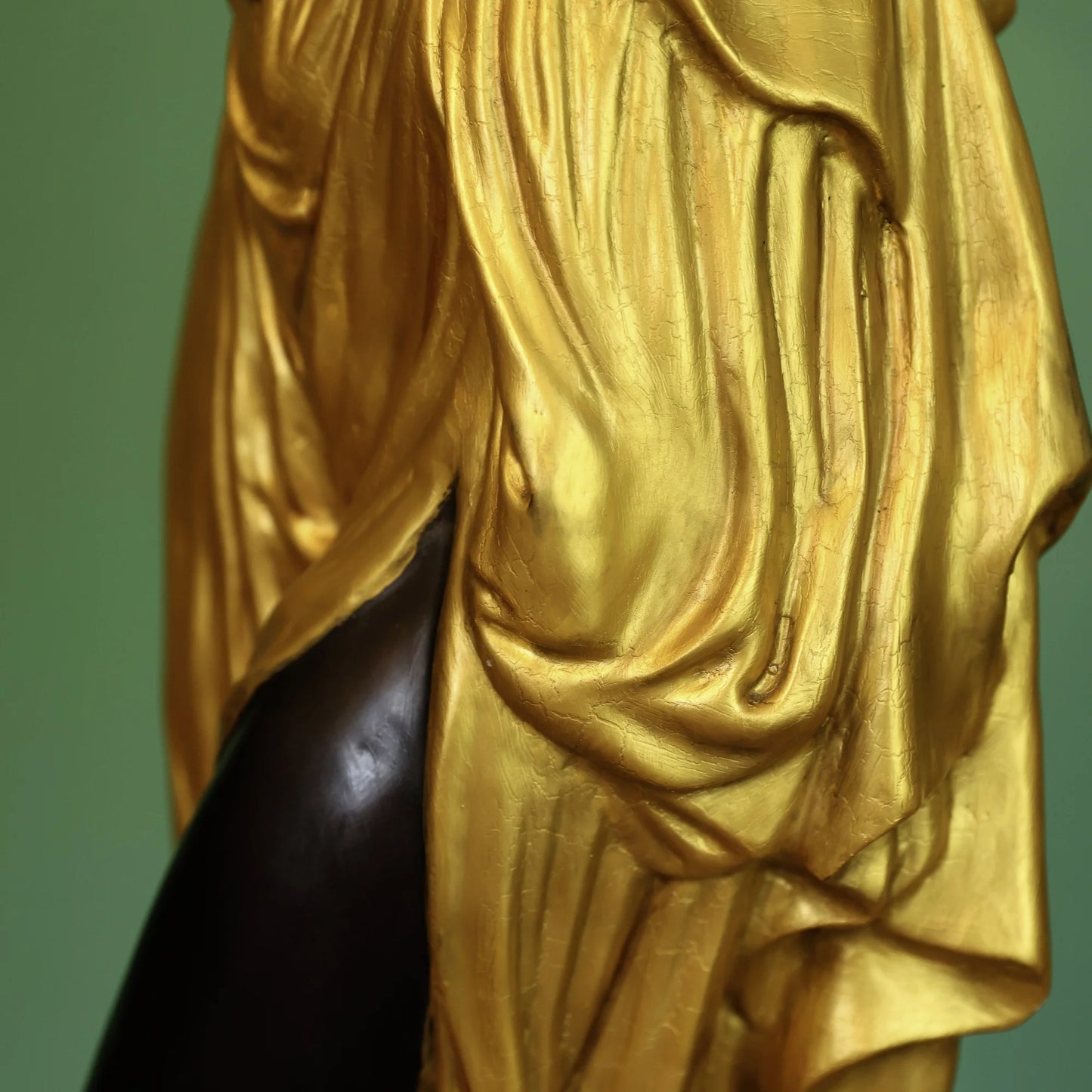Bronze sculpture "Young Princess Bringing the Crown" by Miguel Fernando López