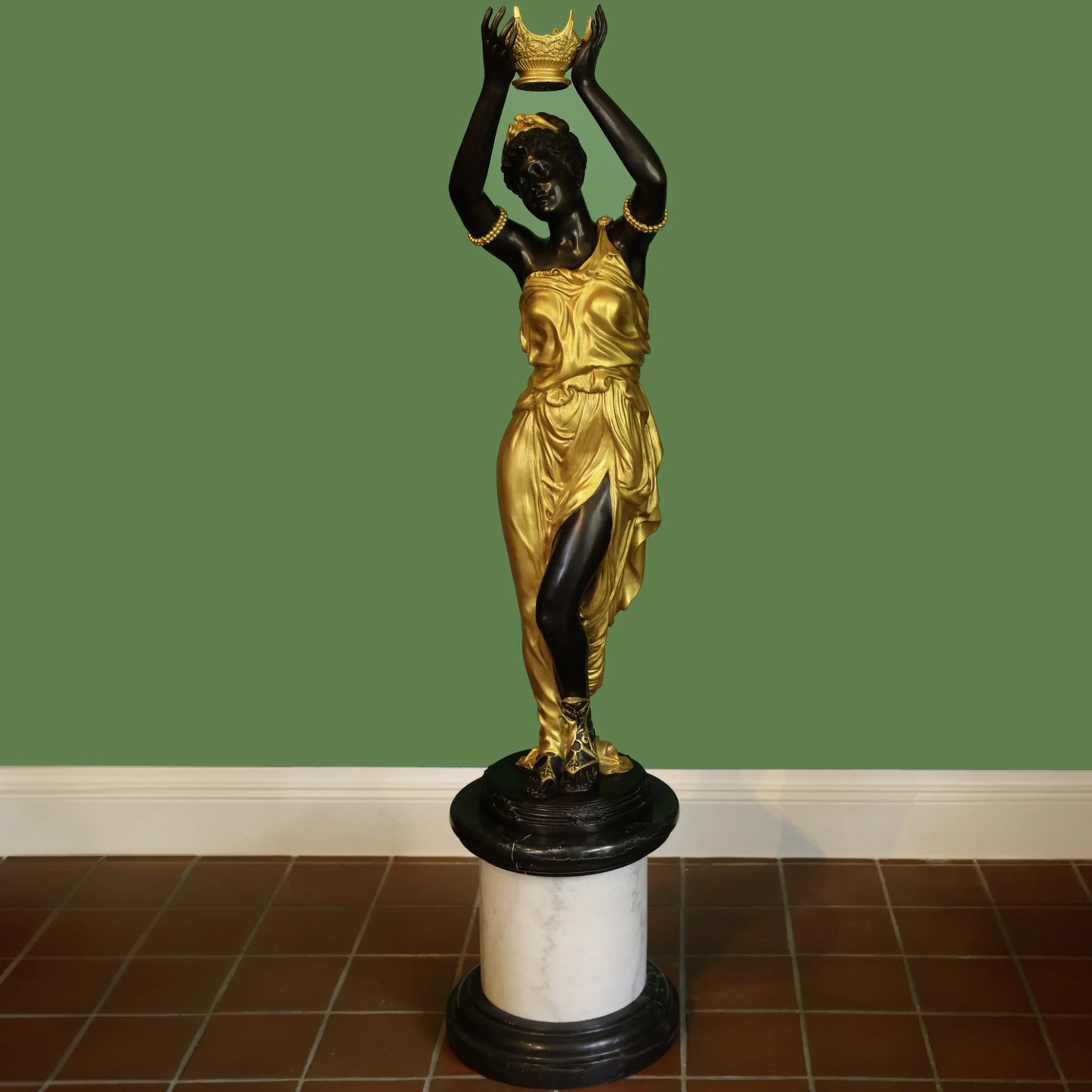 Bronzeskulptur "Junge Prinzessin bringt die Krone" von Miguel Fernando López