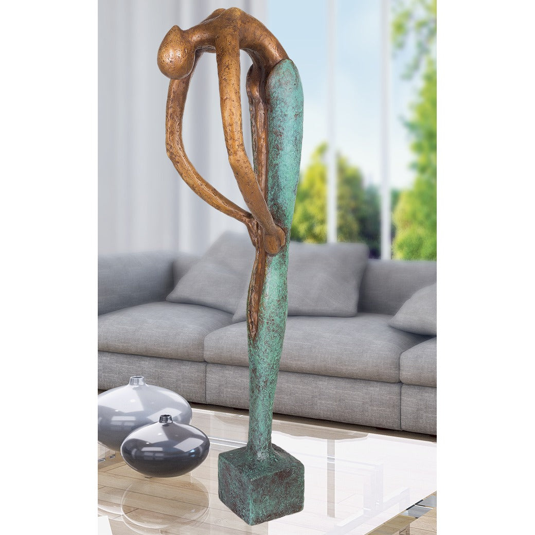 Seitenansicht der Bronzeskulptur "Die Häutung"
