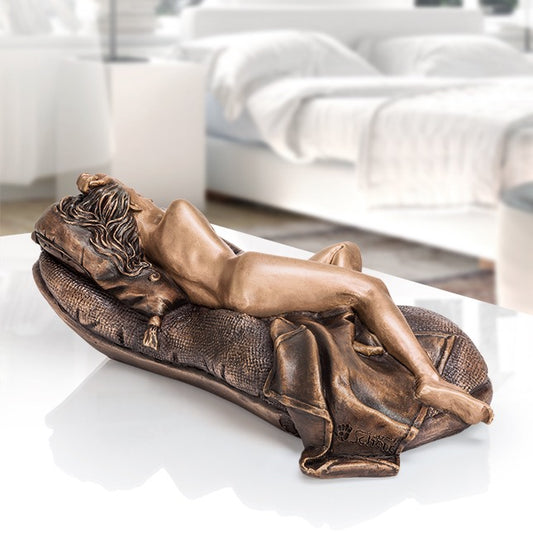 Rückansicht der Bronzeskulptur "Sleeping Beauty"