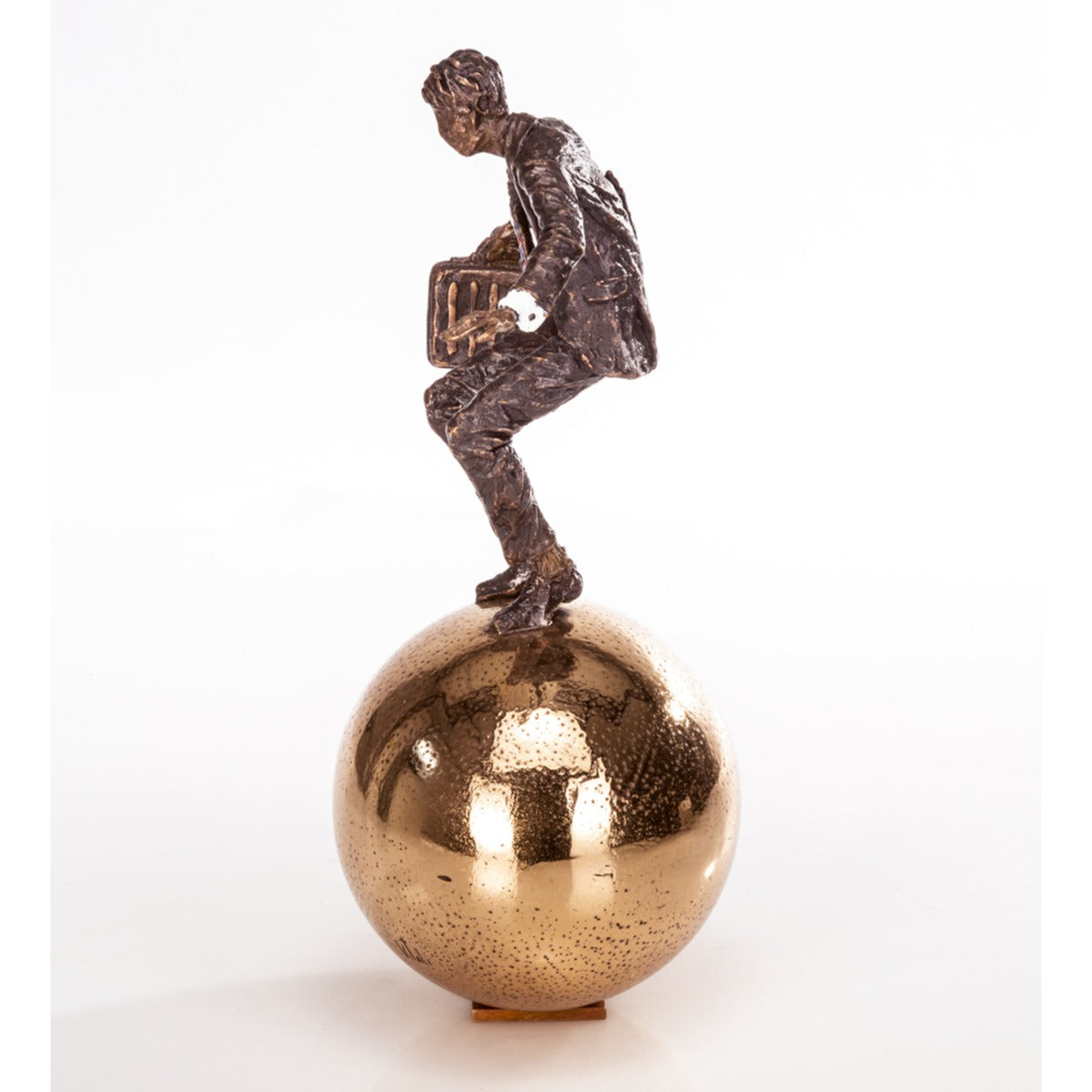 Edition Strassacker Bronzeskulptur "Balance auf goldenem Ei" von Vitali Safronov