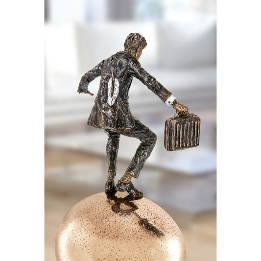 Edition Strassacker Bronzeskulptur "Balance auf goldenem Ei" von Vitali Safronov