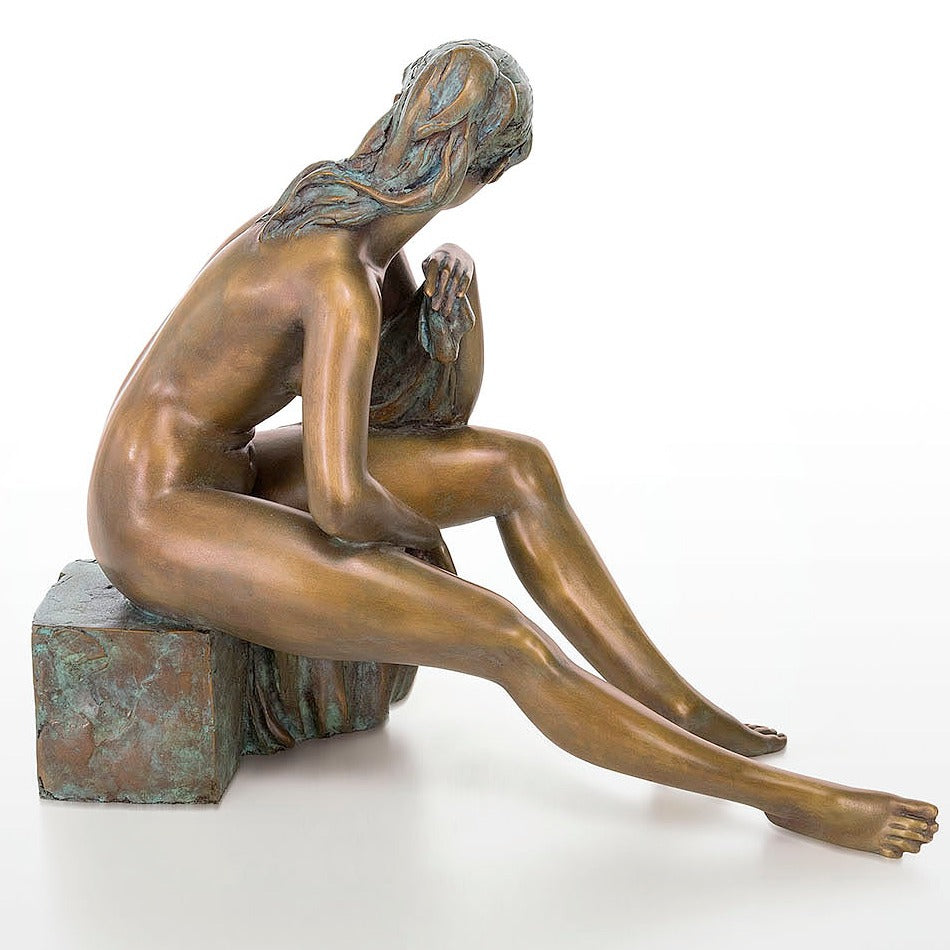 Seitenansicht der Bronzefigur "Ich lausche dem Gesang der Vögel"