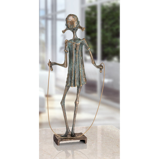 Rückansicht der Bronzefigur "Mädchen mit Springseil"