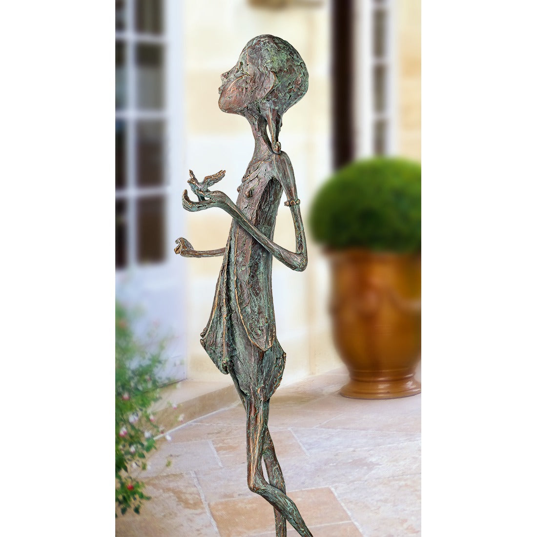Edition Strassacker Bronzeskulptur "Mädchen mit Vogel" von Kurtfritz Handel