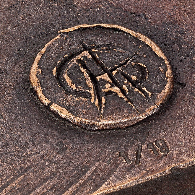 Edition Strassacker Bronzeskulptur "Mädchen mit Vogel" von Kurtfritz Handel