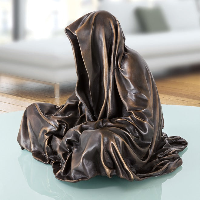 Seitenansicht der Bronzefigur "Wächter der Zeit"
