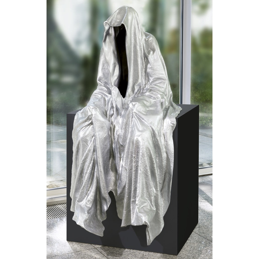 Frontansicht der Bronzefigur "Kantenhocker (Silber)"