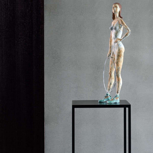 Bronzeskulptur "Celeste" von Raffaella Benetti Nahaufnahme auf einer Säule