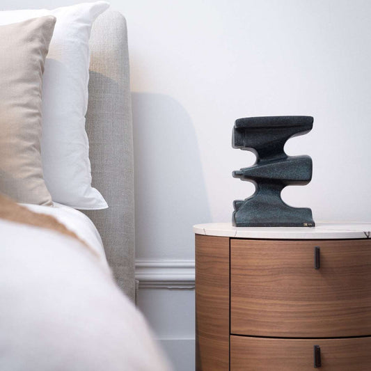 Bronzeskulptur "Hlín" von Örn Porsteinsson auf einem Nachttisch