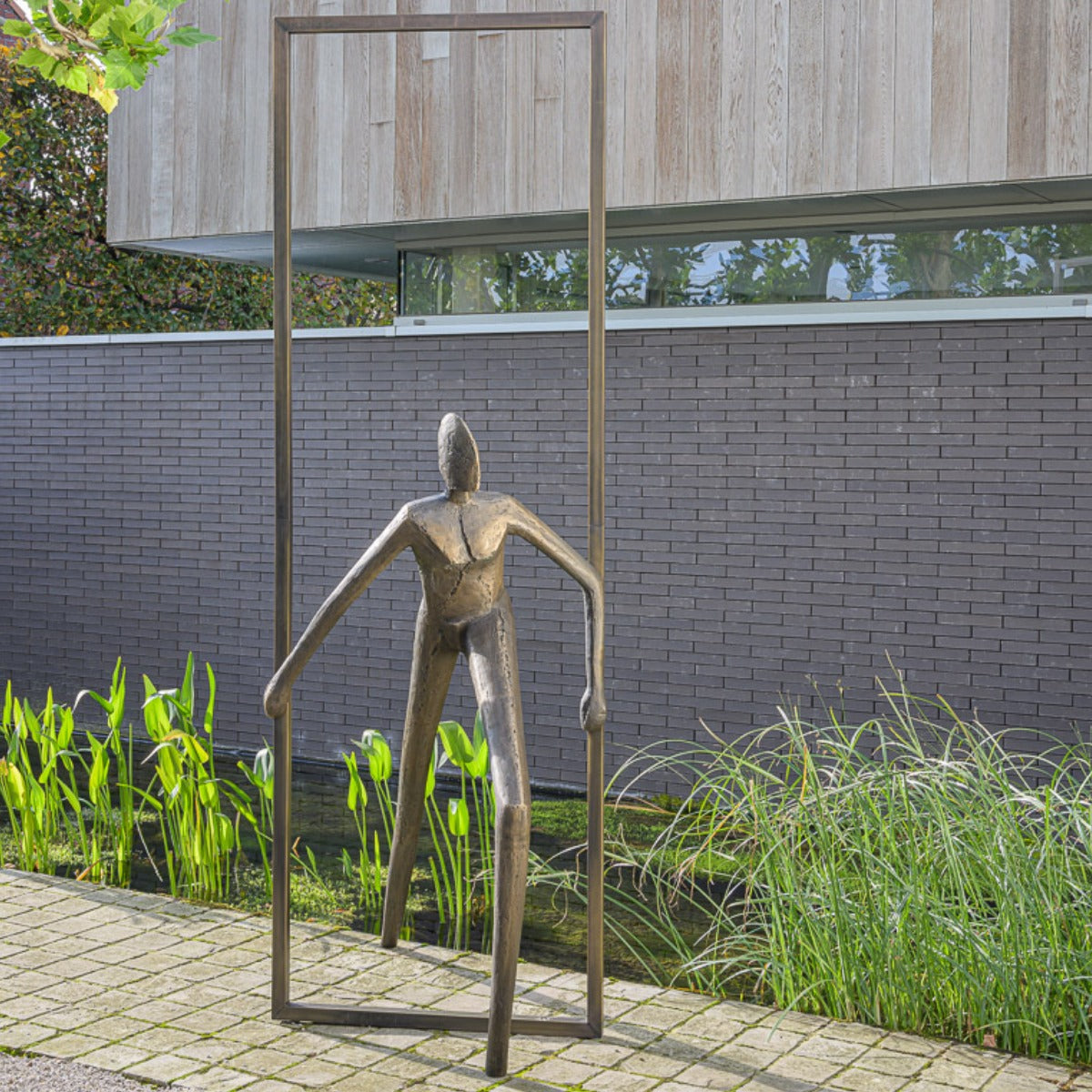 Bronze sculpture "Into freedom" by Guy Buseyne