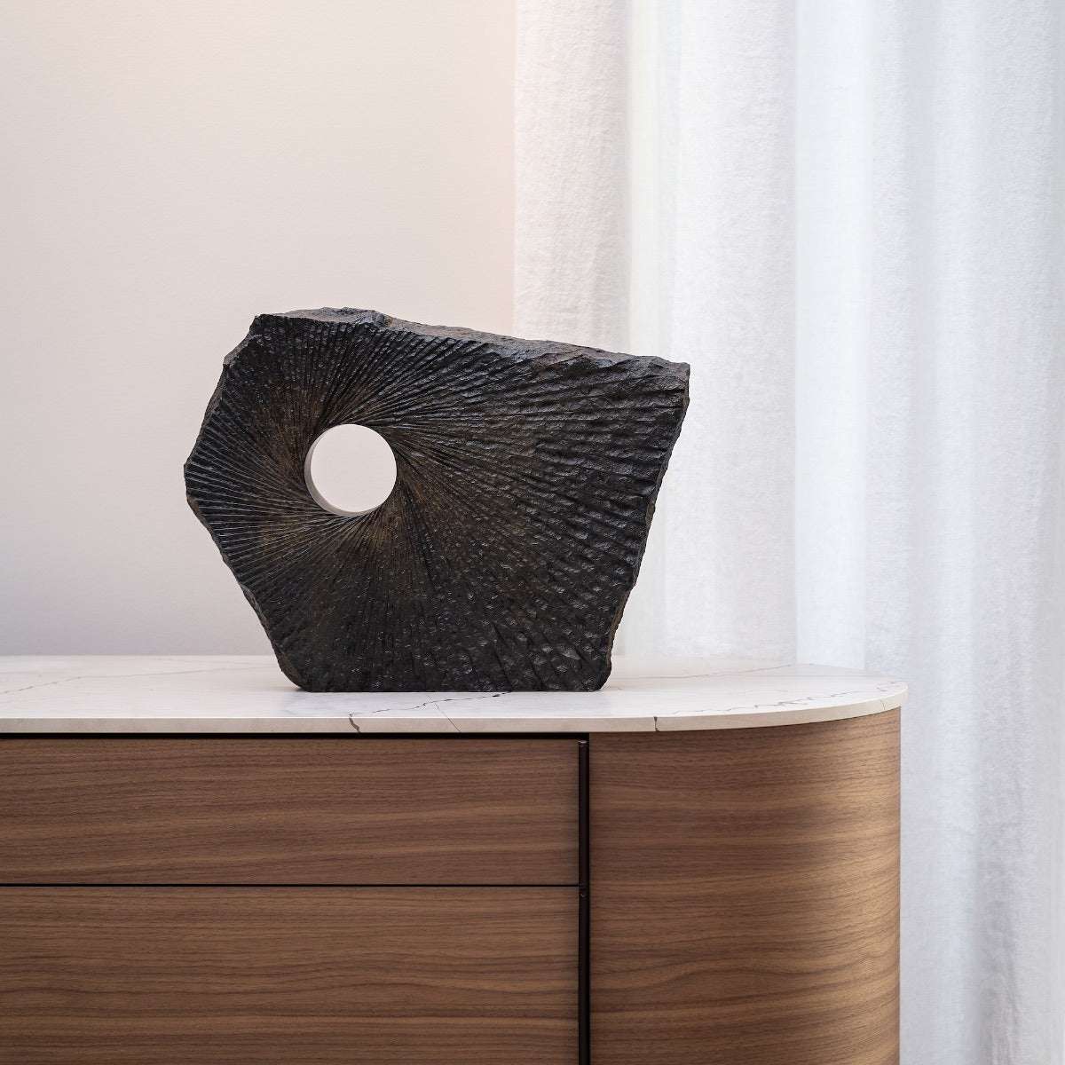 Bronzeskulptur "Resilience" von Marc Caelenberghe mit einer braunen Patina
