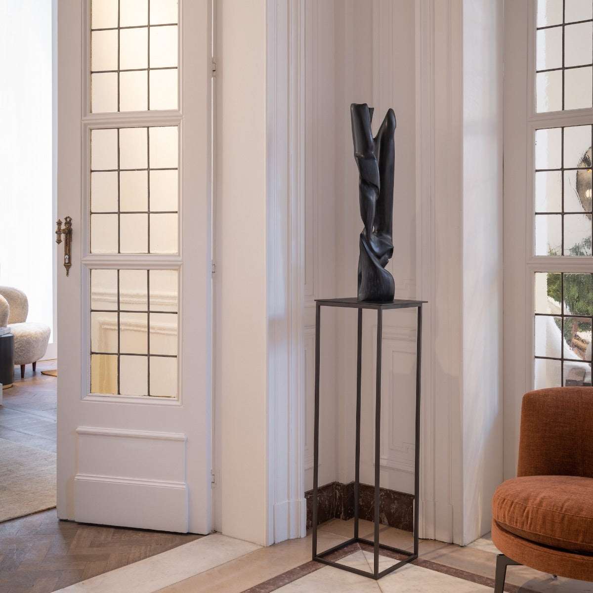 Bronzeskulptur "Wings" von Cornelius Vandeputte auf einer Säule im Wohnzimmer
