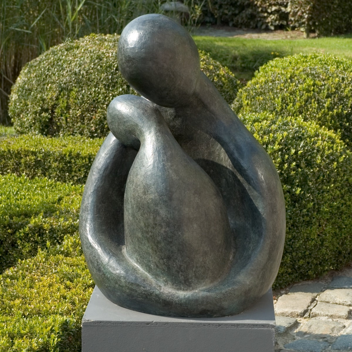 Bronze sculpture "Affection" by Mieke Deweerdt