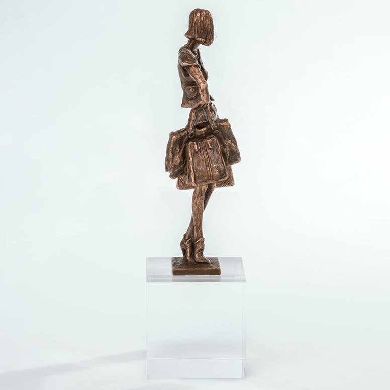 Bronzeskulptur moderne Frau auf Glassockel