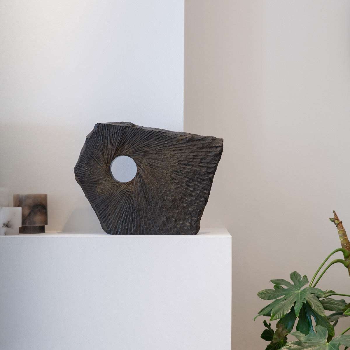 Bronzeskulptur "Resilience" von Marc Caelenberghe stehend auf einem Tisch