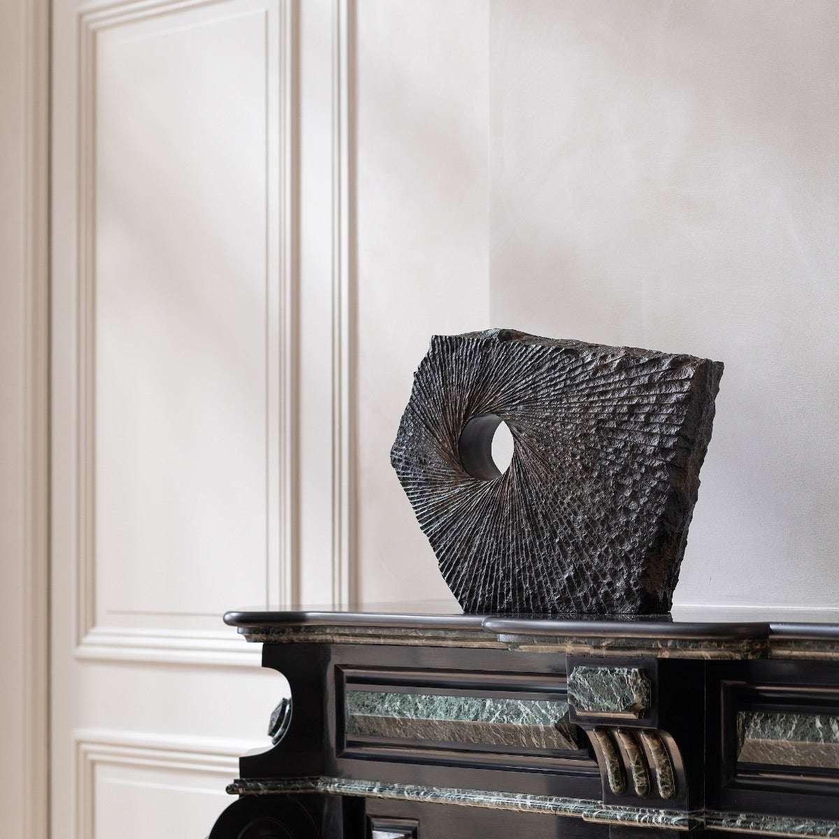 Bronzeskulptur "Resilience" von Marc Caelenberghe stehend im Wohnzimmer
