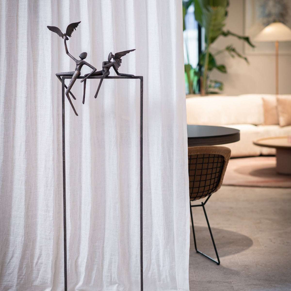 Bronzeskulptur "Love Birds" von Guy Buseyne von vorne im Wohnzimmer