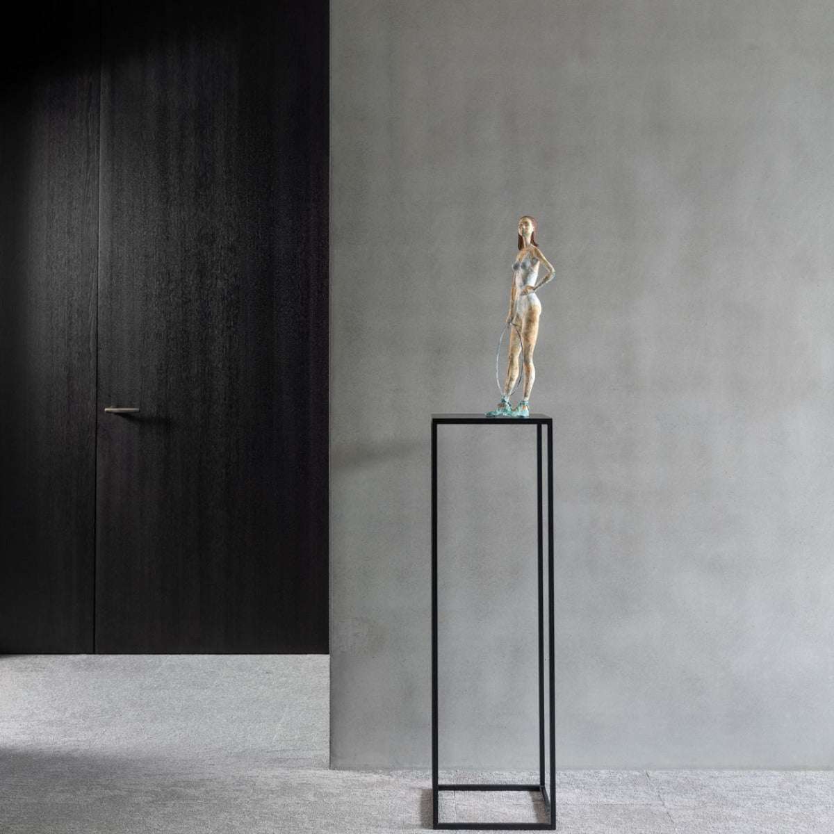 Bronzeskulptur "Celeste" von Raffaella Benetti auf einer Säule im Wohnzimmer