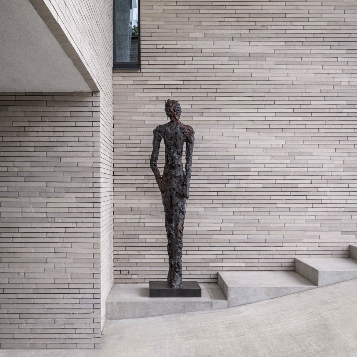bronze sculpture "Talk" by Ann Vrielinck
