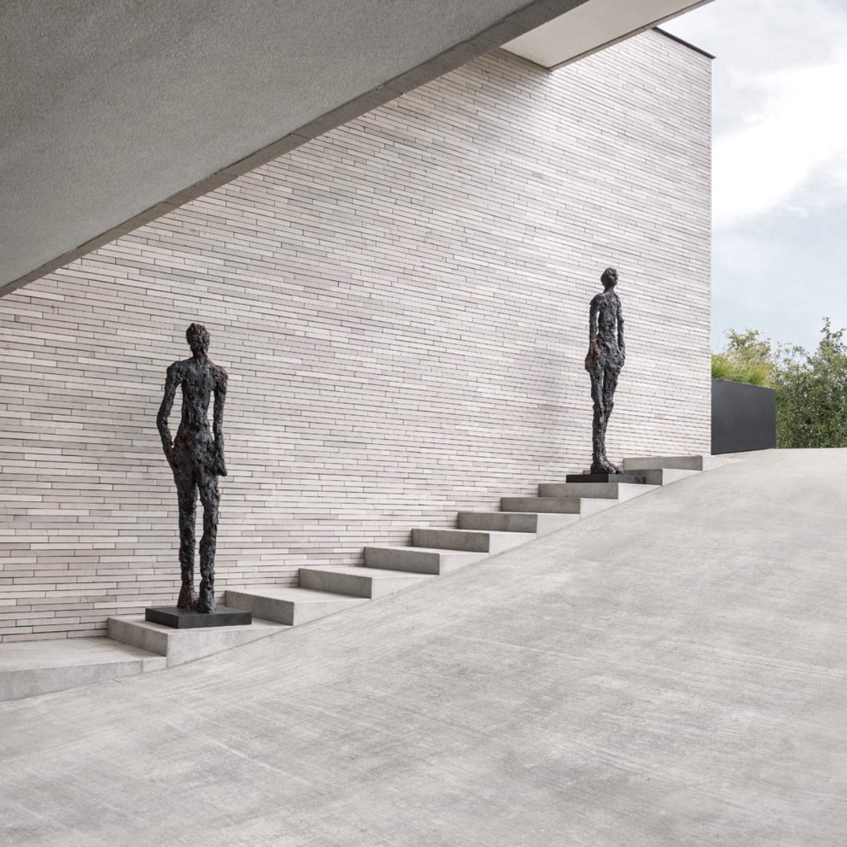 bronze sculpture "Talk" by Ann Vrielinck