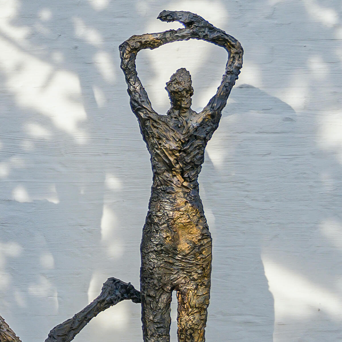 Moon Staring Skulptur vor Weißer Mauer