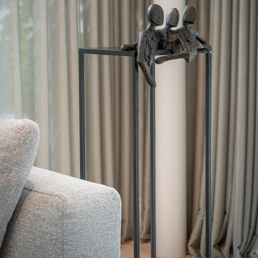 Let's Talk Bronzefigur auf Metallsäule