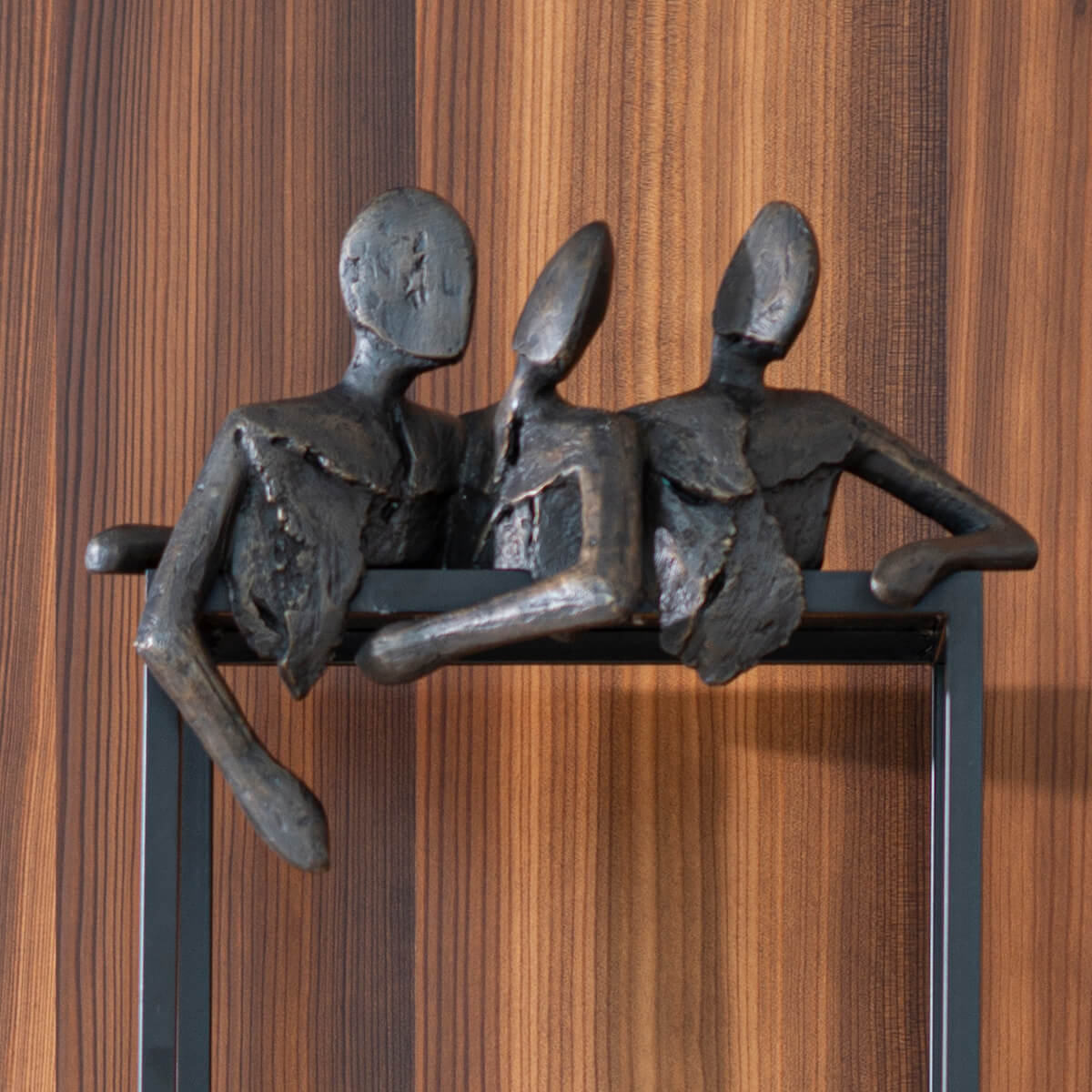 Bronzeskulptur Let's Talk Nahaufnahme vor Holzwand
