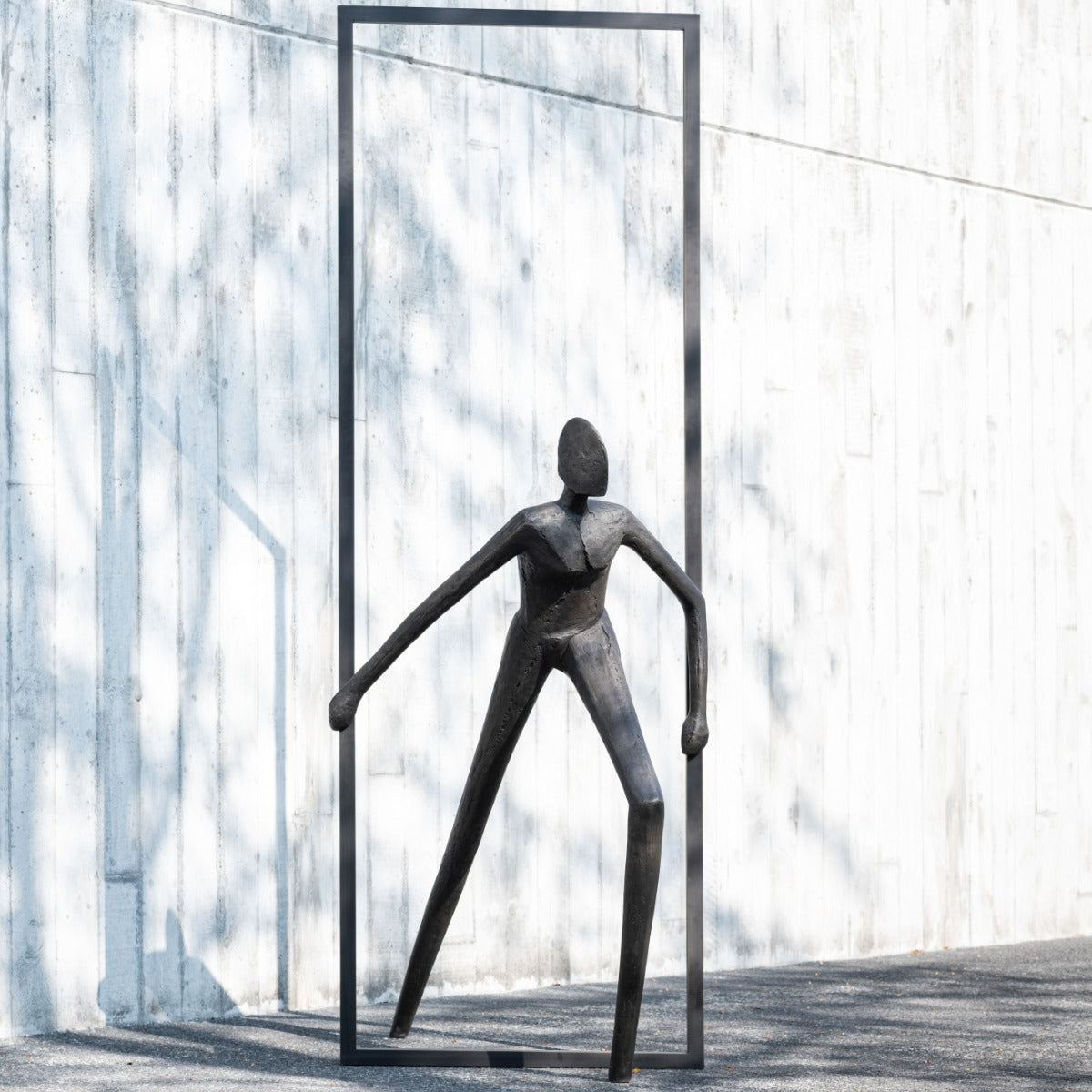 Bronze sculpture "Into freedom" by Guy Buseyne