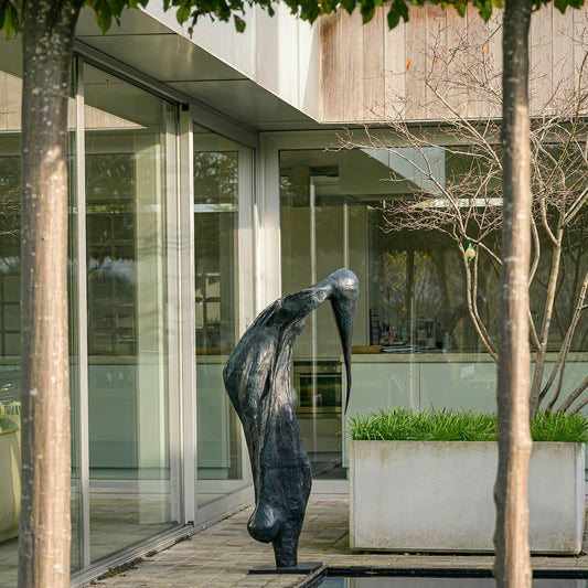Bronzeskulptur "Modest" von Nele Serpieters im Garten
