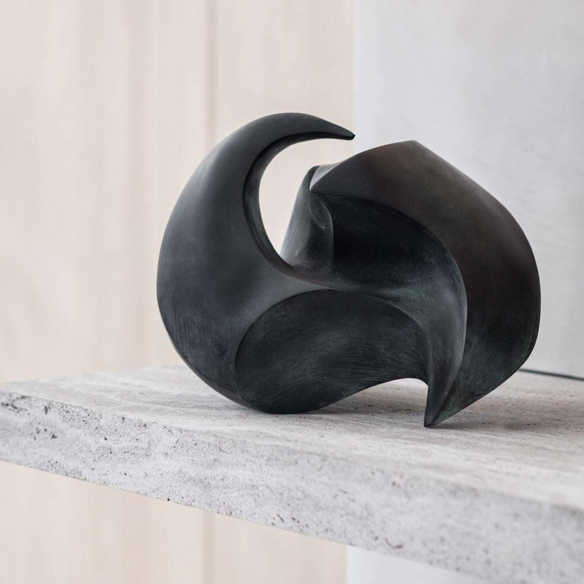 Bronzeskulptur "Fluid complexity" von Kris Demuelenaere