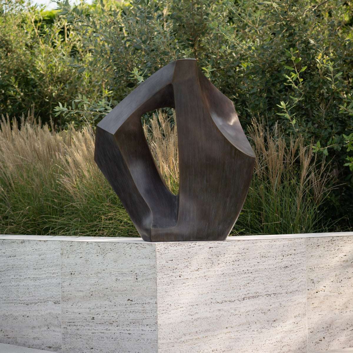 Bronzeskulptur "Unfolding gratitude" von Kris Demuelenaere