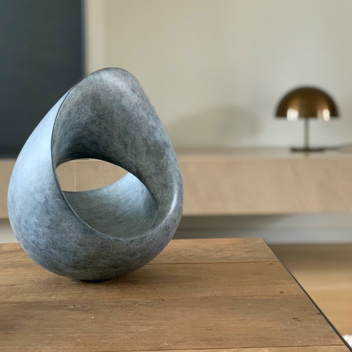Grüne Bronzefigur Infinito