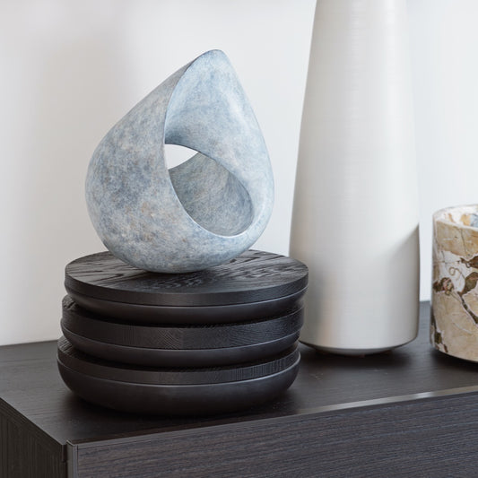 Bronzefigur Infinito in grün auf Regal