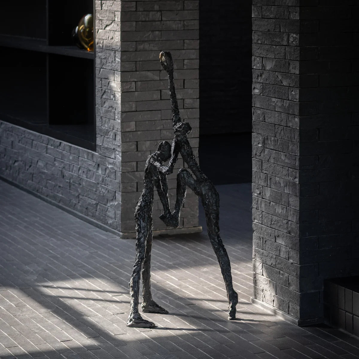 Bronze sculpture "To find" by Ann Vrielinck