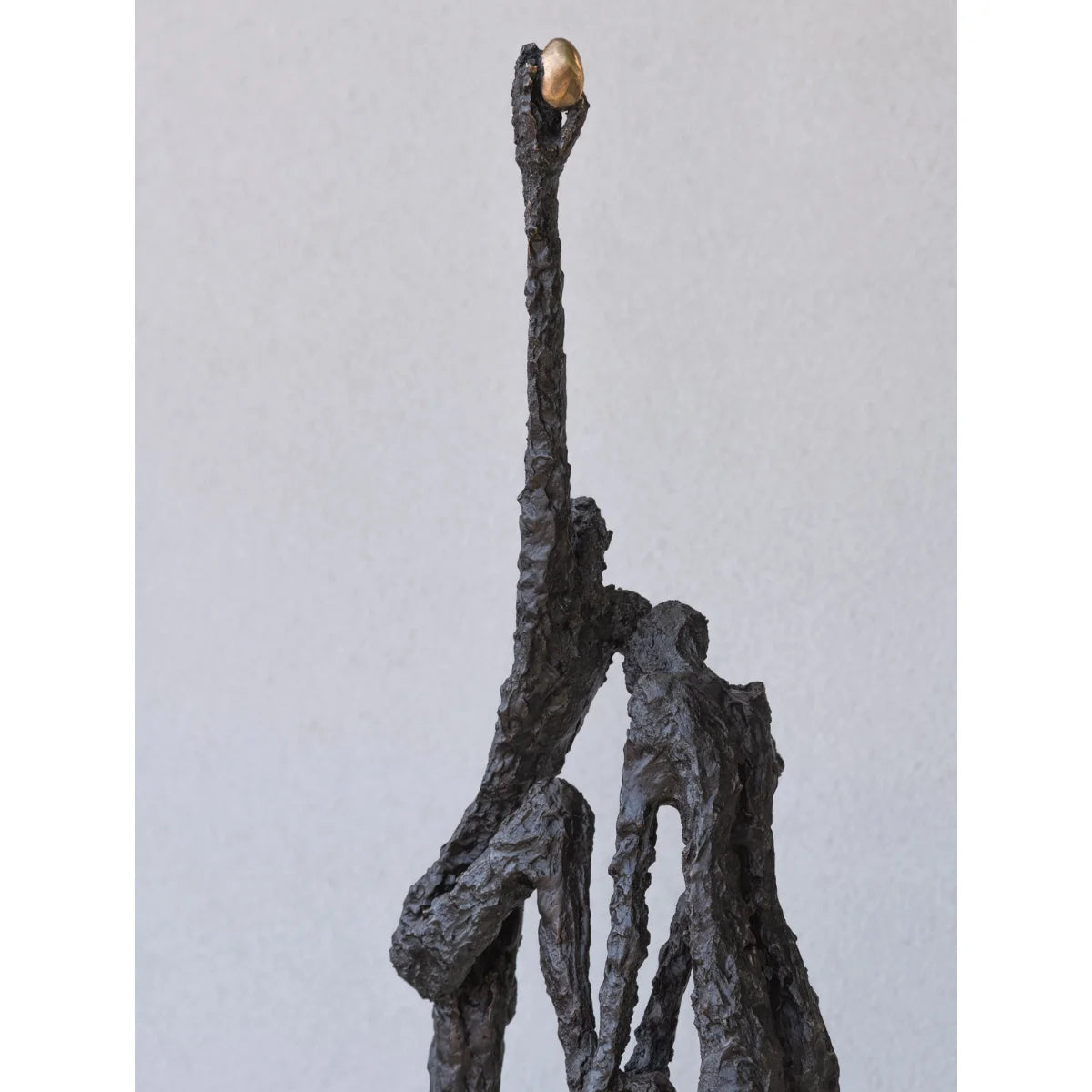 Bronze sculpture "To find" by Ann Vrielinck