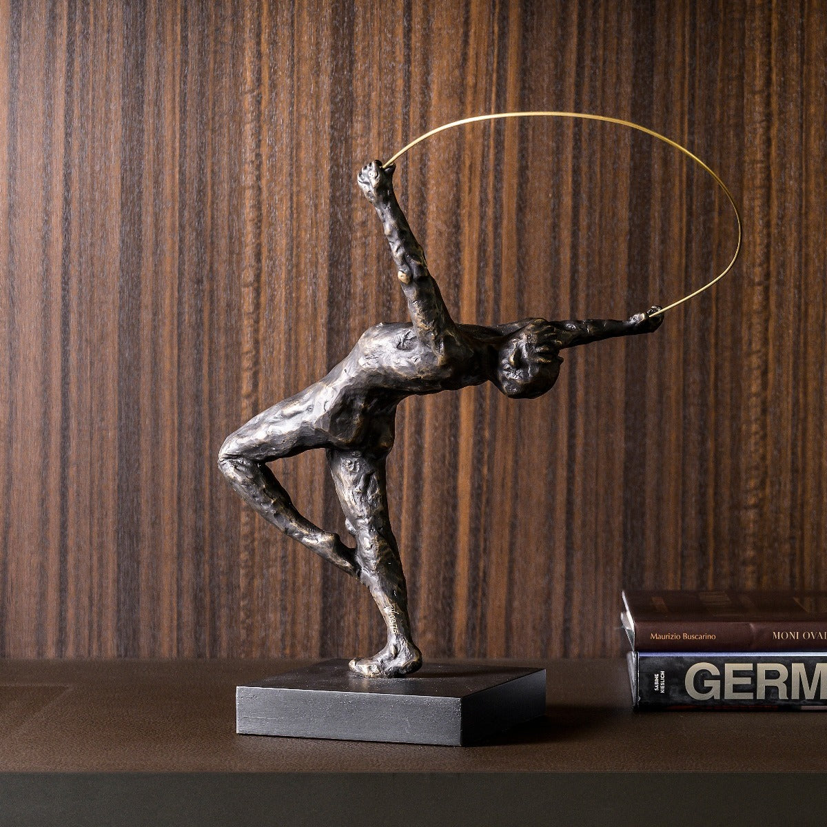 Gymnastik Tänzer aus Bronze auf Sockel