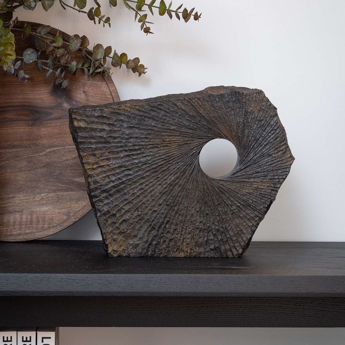 Bronzeskulptur "Resilience" von Marc Caelenberghe auf einer Kommode