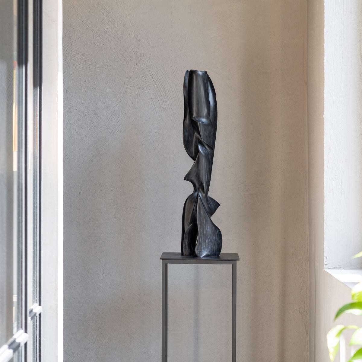 Bronzeskulptur "Wings" von Cornelius Vandeputte von der Seite auf einer Säule