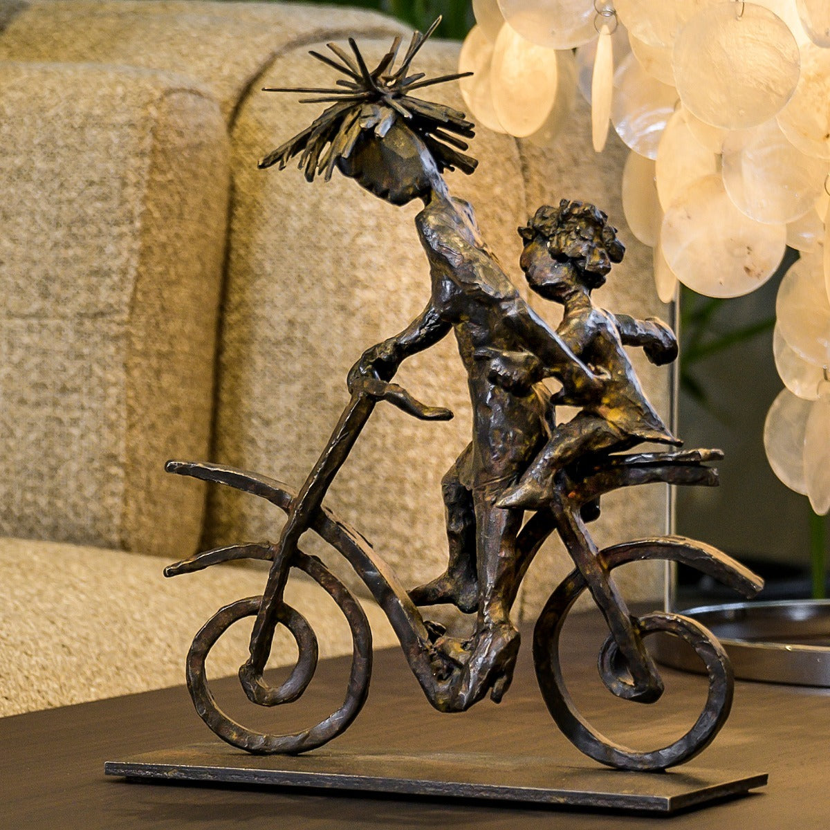 Bronzefigur Mutter mit Kind auf dem Fahrrad