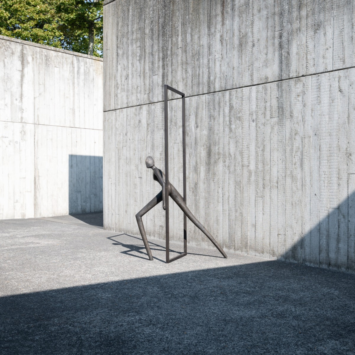 Bronze sculpture "Into freedom" by Guy Buseyne