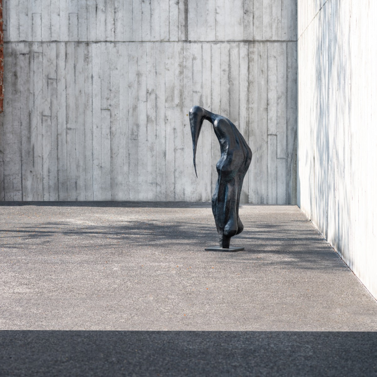 Bronze sculpture "Modest" by Nele Serpieters