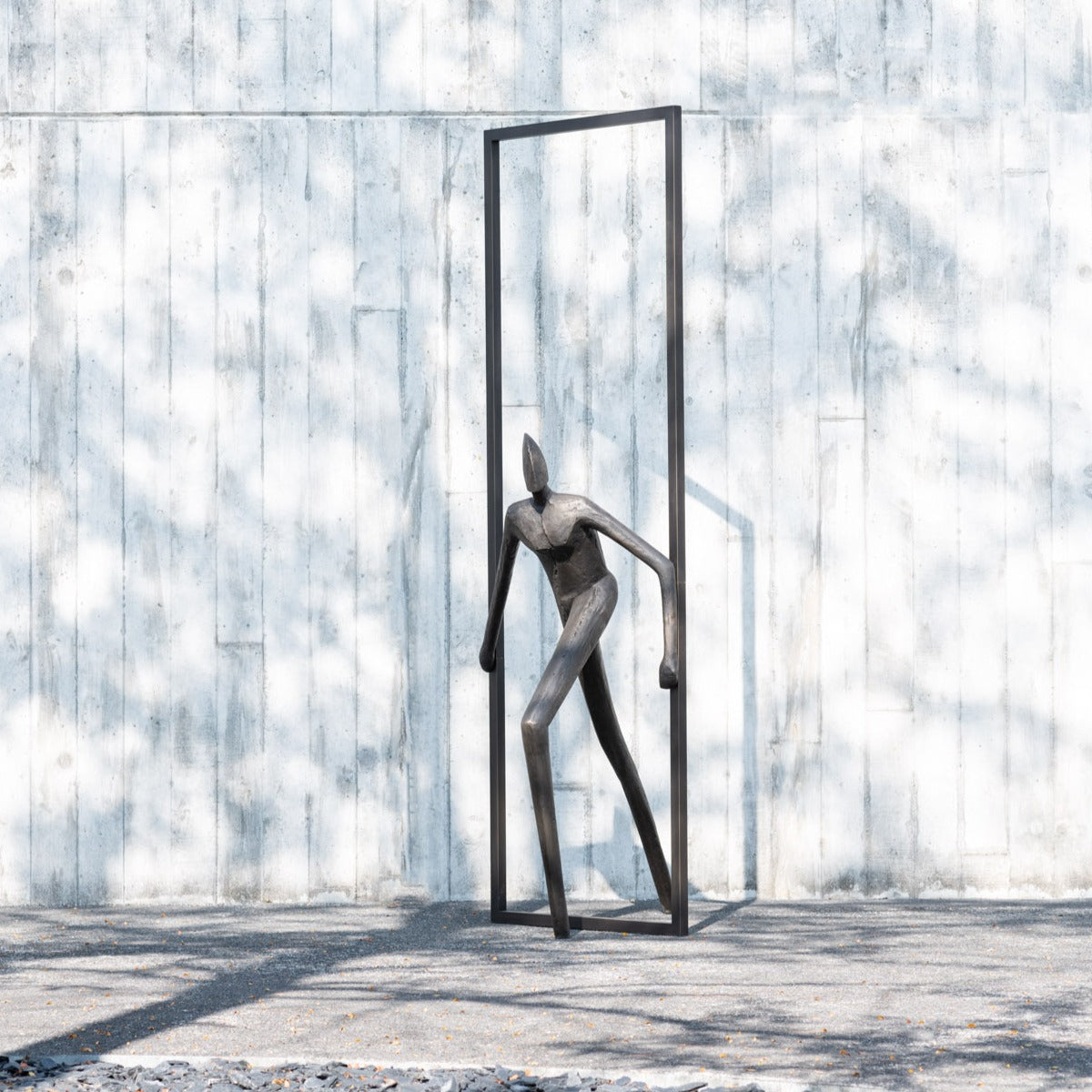 Bronze sculpture "Into freedom" by Guy Buseyne