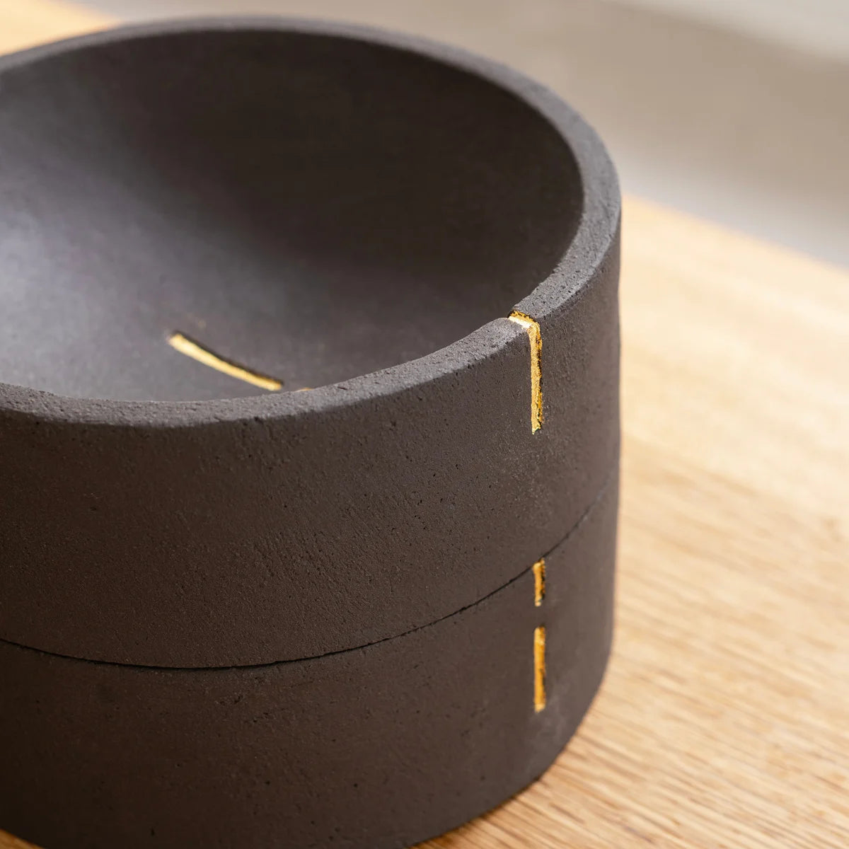 Keramikfigur "Culpa Linea" von Guy Buseyne