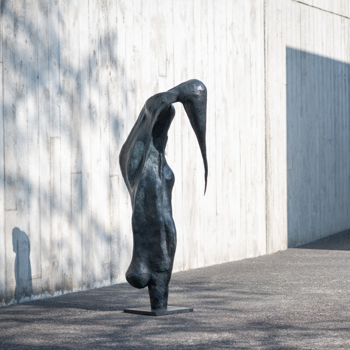 Bronze sculpture "Modest" by Nele Serpieters