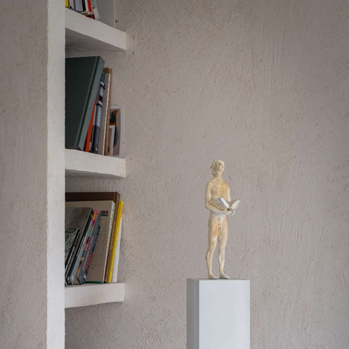 Bronzeskulptur "Thoughts 6 - The Book" von Raffaella Benetti