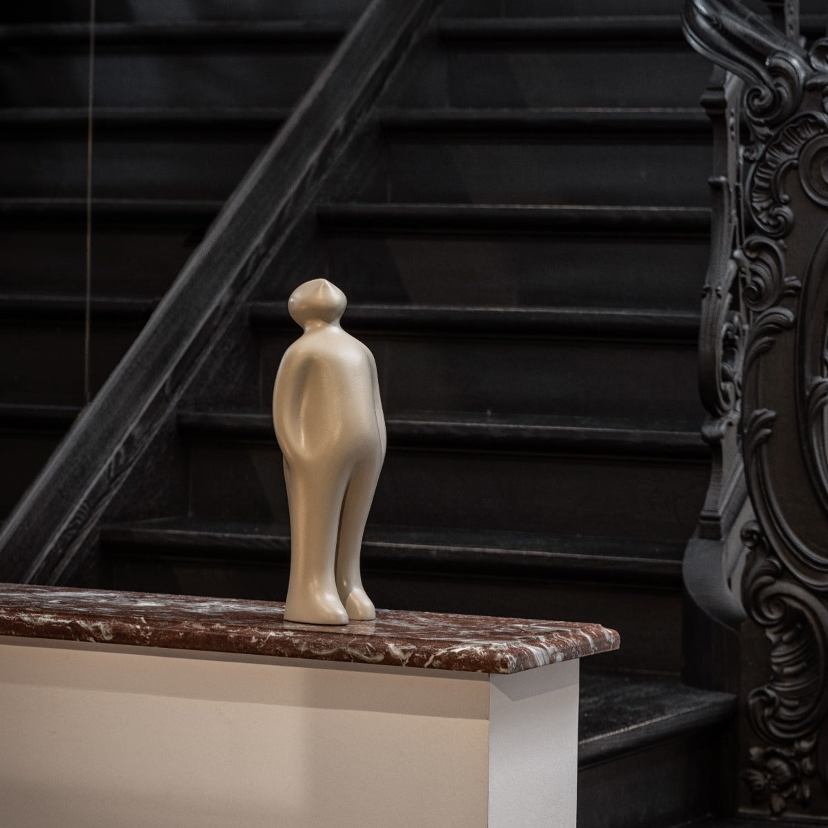Skulptur "The Visitor Plus" von Guido Deleu